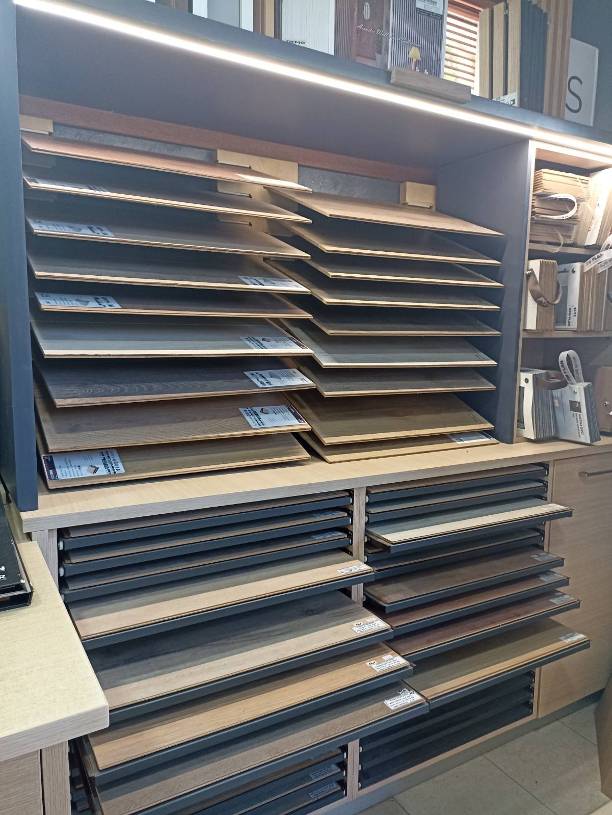 Δειγματολόγιο με ξύλινα δάπεδα, laminate και βινυλικά