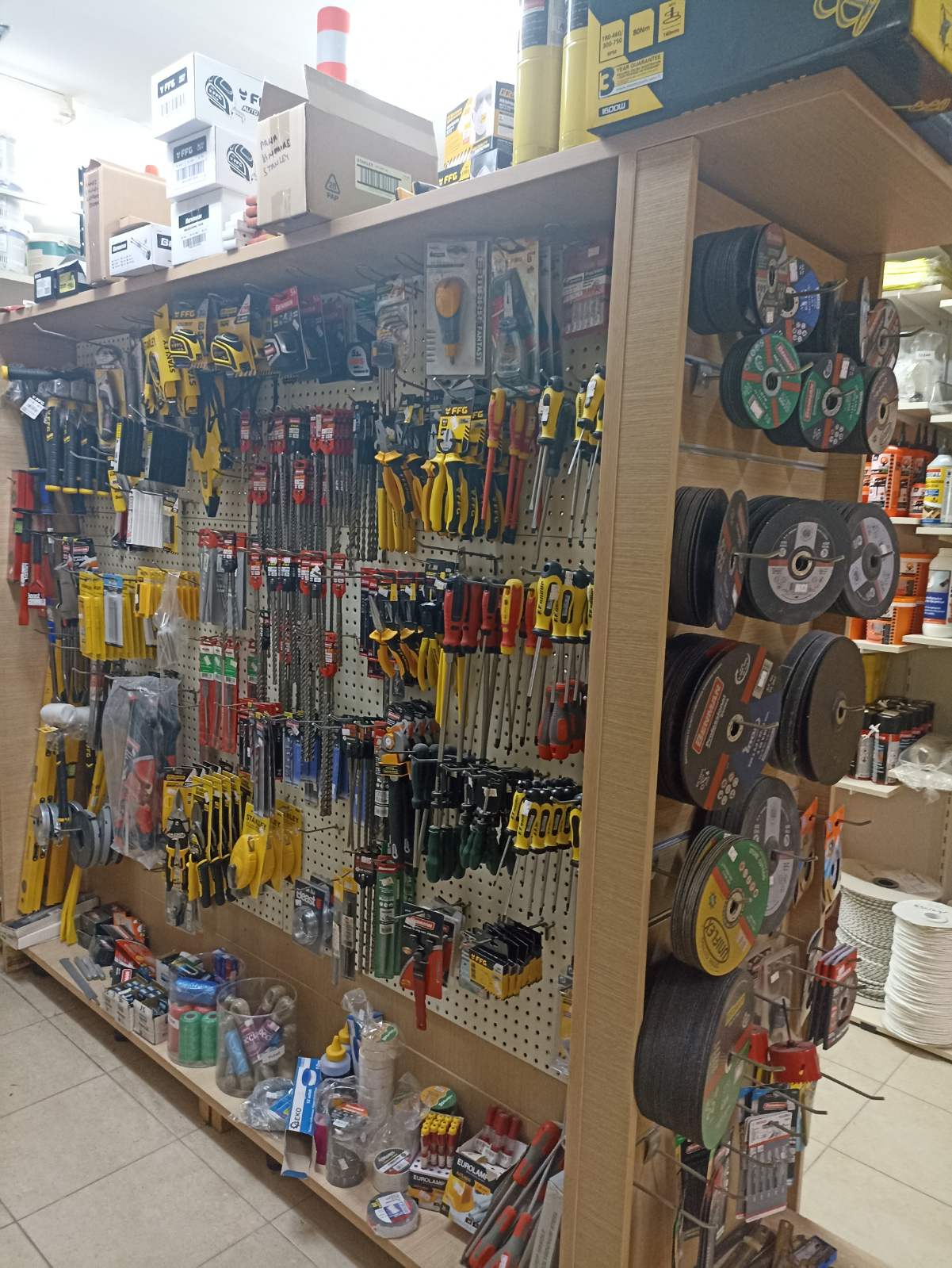 Ράφι με εργαλεία χειρός, δίσκους κοπής και αναλώσιμα