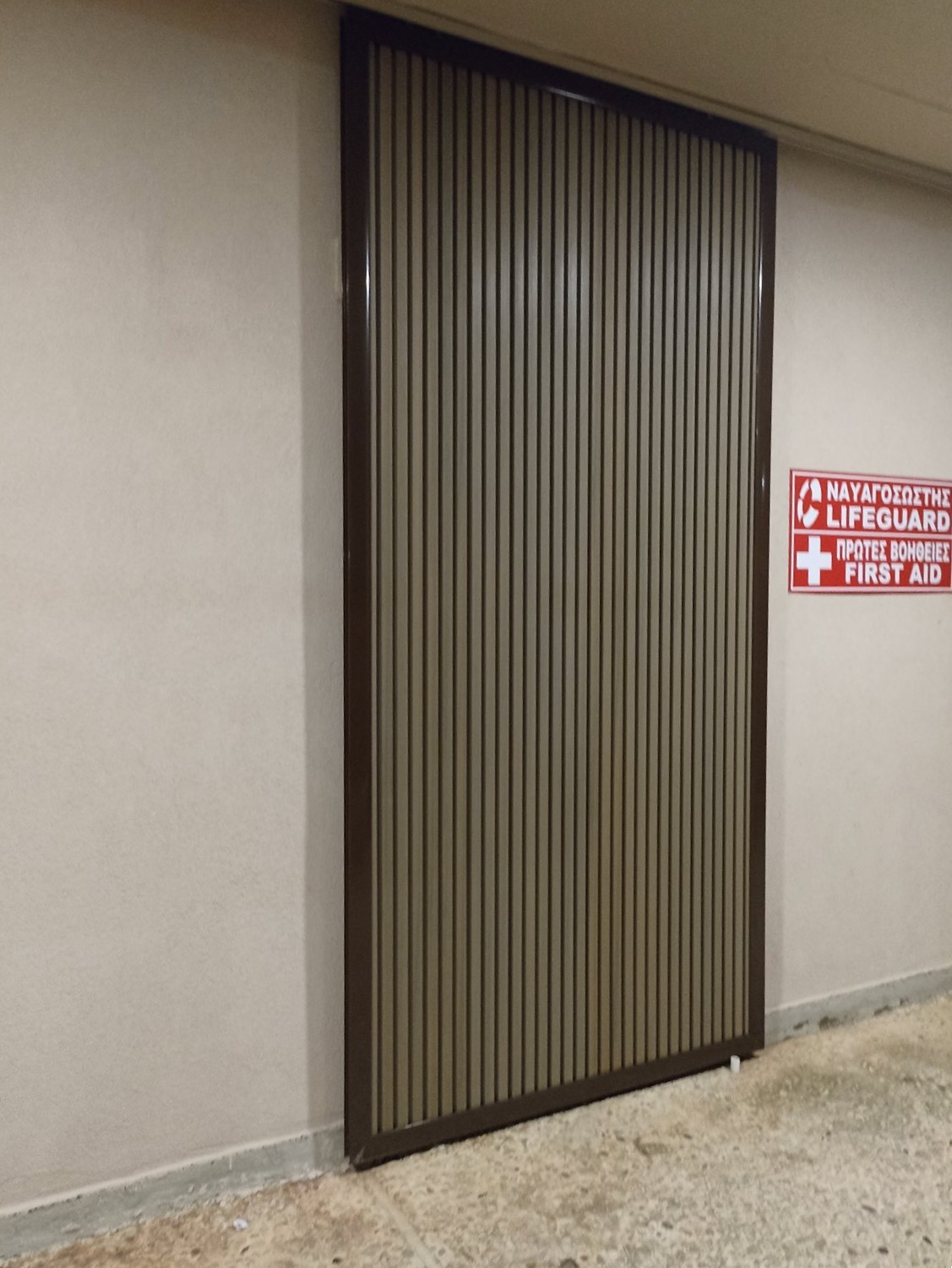 Πόρτα με 3D πηχάκι σε καφέ πλαίσιο, τοποθετημένη σε εσωτερικό διάδρομο