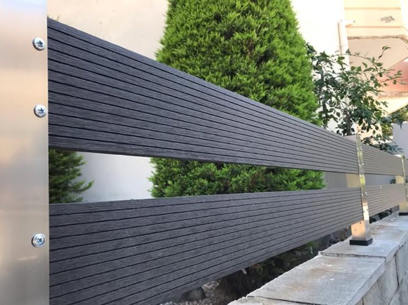 Περίφραξη WPC με οριζόντιες τάβλες σε ανθρακί απόχρωση και κολώνες αλουμινίου